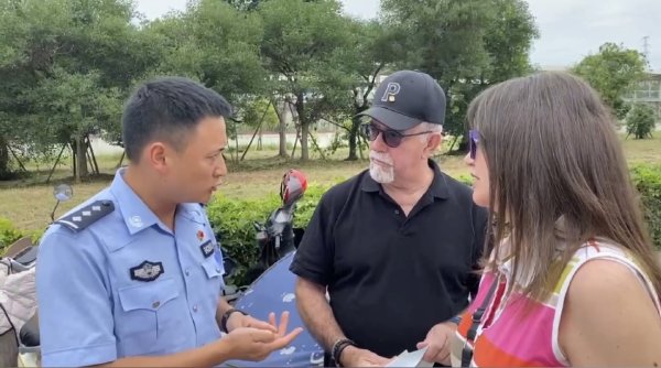 信捷策路 “How can I help you？” 乐山大佛景区交警秀英语 原来刚上完“旅游外语课”