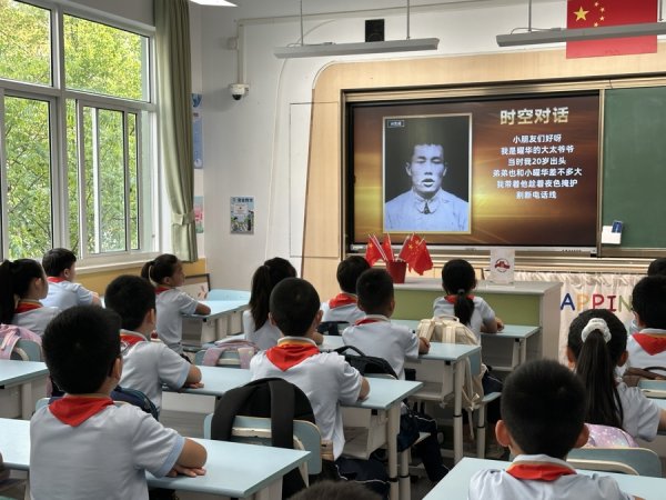 亿腾证券 一节30多分钟的思政课，让十来岁的孩子们红了眼眶